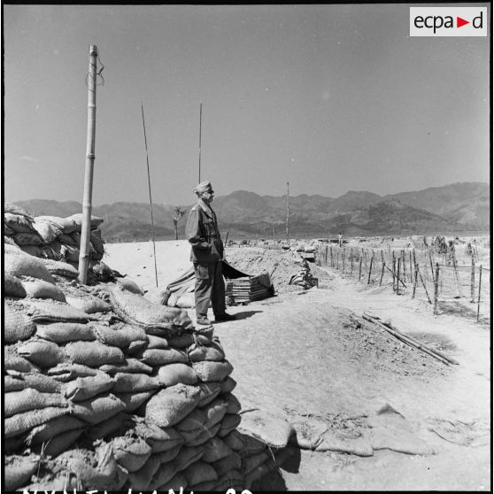 Le colonel de Castries, commandant le GONO (groupement opérationnel du Nord-Ouest), devant l'entrée de son poste de commandement.