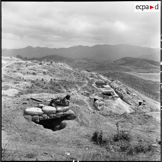 Vue d'un centre de résistance de Diên Biên Phu avec abri fortifié et tranchées, surplombant la route provinciale 41.