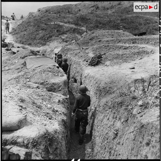 Soldats circulant dans les tranchées du camp retranché de Diên Biên Phu.