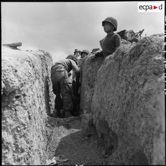 Des parachutistes vietnamiens dans les tranchées de Diên Biên Phu.