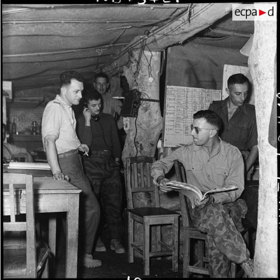 Conversation entre des officiers dans un PC souterrain de Diên Biên Phu.