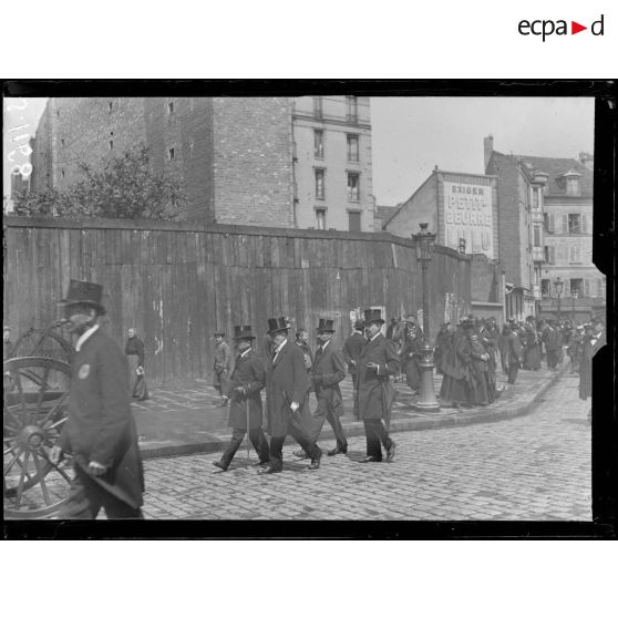 Paris 10 juin 1916. Obsèques de M. Emile Faguet. La famille. [légende d'origine]