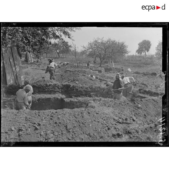 Bouchoir (Somme). Construction d'une position pour l'installation d'une batterie. Confection des boyaux qui conduisent aux pièces et au poste de commandement de la batterie. [légende d'origine]