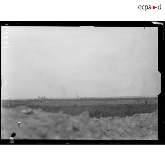 Bombardement par l'artillerie allemande de la sucrerie de Fontaine-lès-Cappy (Somme). Vue prise d'une redoute. [légende d'origine]