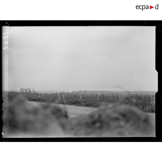 Près Fontaine-lès-Cappy (Somme). Redoute 99. Défenses françaises de seconde ligne, au loin les ruines de la sucrerie de Fontaine-lès-Cappy. [légende d'origine]