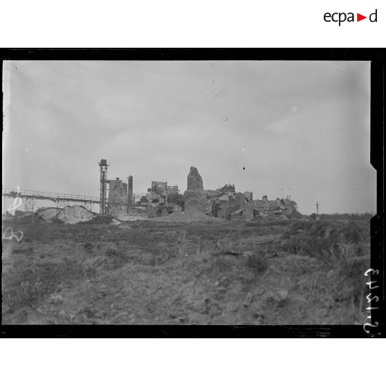 Les ruines de la sucrerie de Fontaine-lès-Cappy (Somme), à droite, calvaire absolument intact. [légende d'origine]