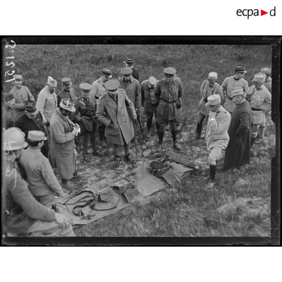 Sains (Somme). Général anglais visitant le champ de tir. Le matériel pour le fusil-mitrailleur. [légende d'origine]