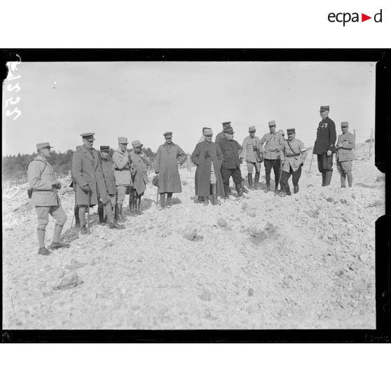 Champ de tir de Sains (Somme). Officiers français et anglais photographiés devant un trou de torpille de 240. [légende d'origine]