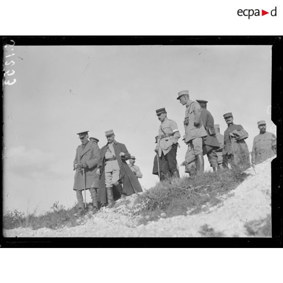 Champ de tir de Sains (Somme). Groupe d'officiers français et anglais. [légende d'origine]