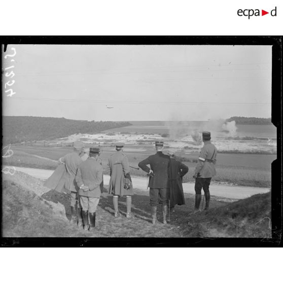 Champ de tir de Sains (Somme). Eclatement de cinq torpilles de différents calibres. [légende d'origine]