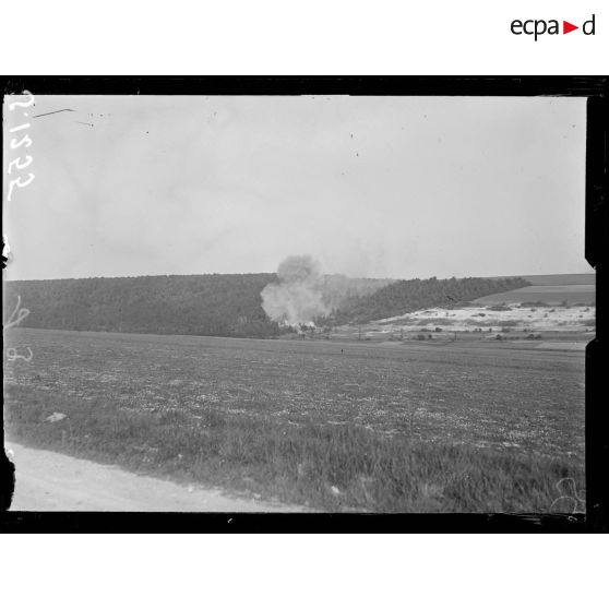 Champ de tir de Sains (Somme). Eclatement d'une torpille de 240. [légende d'origine]