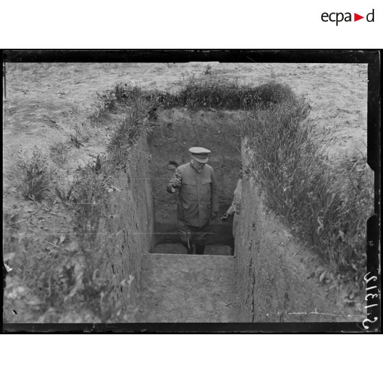 Environs de Caix (Somme). Le Président de la République sortant d'un abri souterrain. [légende d'origine]