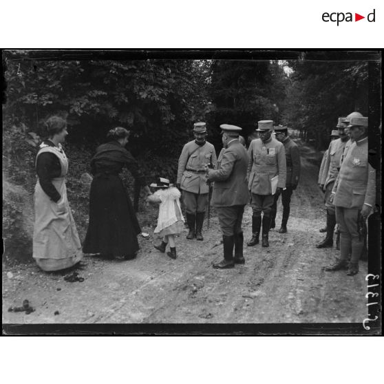 Beaucourt-en-Santerre (Somme). Une petite fille vient d'offrir un bouquet au président de la République française. [légende d'origine]