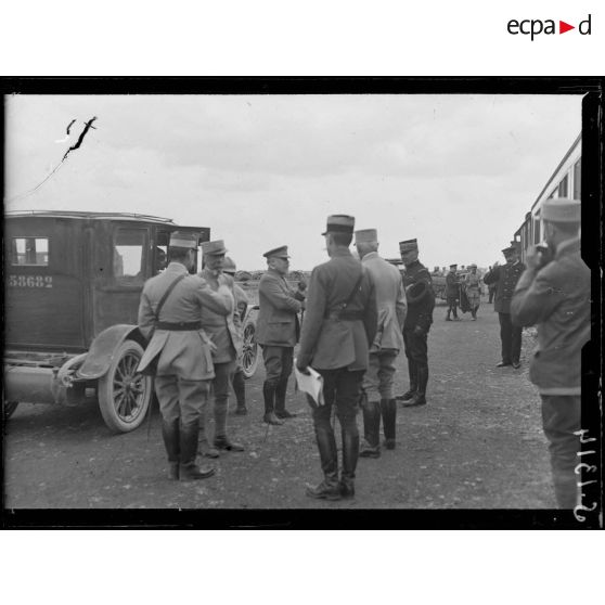 Gare de Beaucourt-en-Santerre (Somme). Arrivée du Président et du ministre de la Guerre. [légende d'origine]