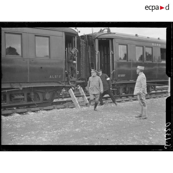 Gare de Beaucourt-en-Santerre. Le président de la R.F., le général Roques et le général Foch. [légende d'origine]