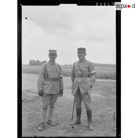 Beaucourt-en-Santerre. Le capitaine Verges, bureau du courrier de la 6e armée et le lieutenant Grappe de la Section d'infanterie de la 6e armée. [légende d'origine]