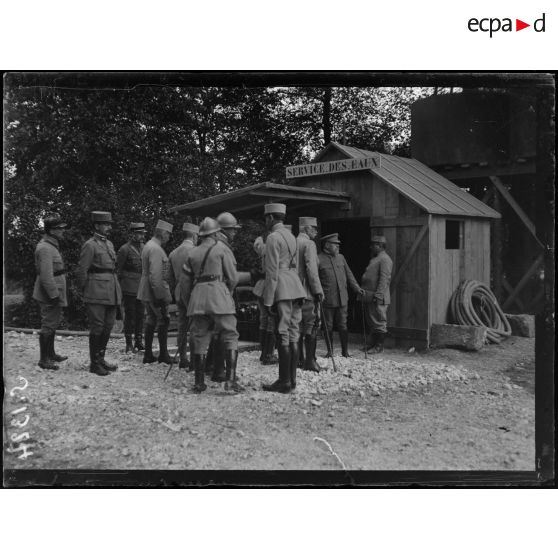 Beaucourt-en-Santerre. Le Président de la R.F. et le général Fayolle devant le service des Eaux. [légende d'origine]