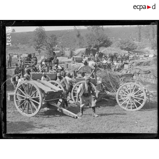 Dans un ravin près d'Harbonnières (Somme). Dépôt de munitions d'artillerie. Chargement de caissons. [légende d'origine]