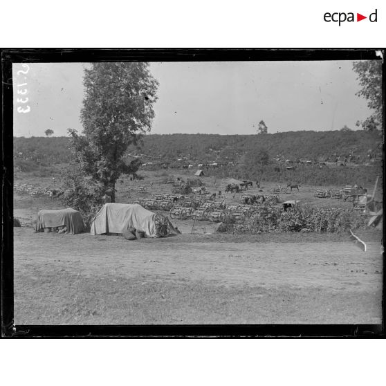 Dans un ravin près d'Harbonnières (Somme). Parc d'artillerie et dépôt de munitions. [légende d'origine]