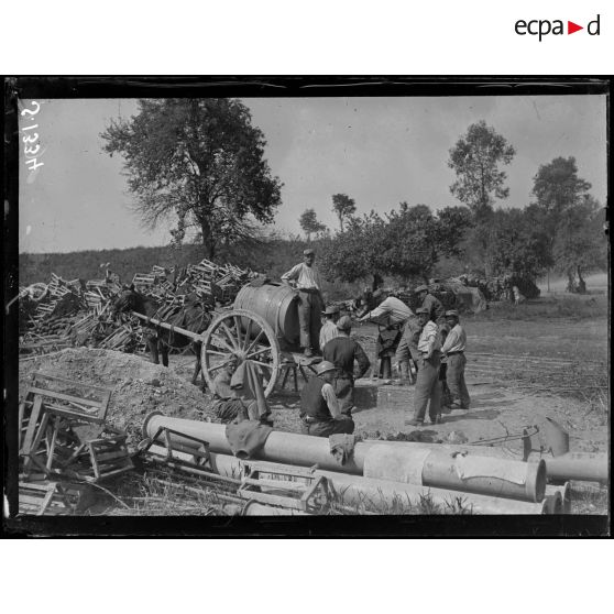 Dans un ravin près d'Harbonnières (Somme). Parc d'artillerie et dépôt de munitions. La corvée d'eau. [légende d'origine]