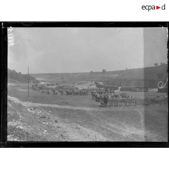 Dans un ravin près d'Harbonnières (Somme). Parc d'artillerie et dépôt de munitions. [légende d'origine]