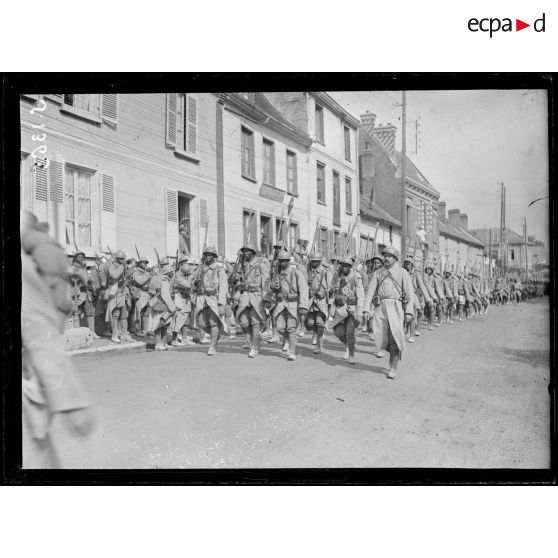 Boves (Somme). Défilé d'un bataillon de sénégalais. [légende d'origine]