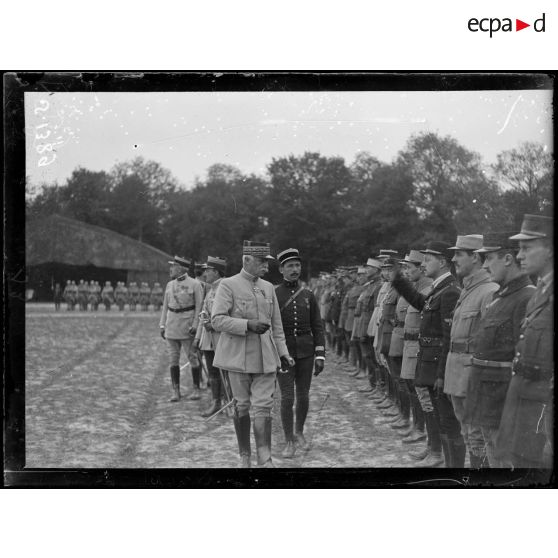 Cachy (Somme). Le général Fayolle passant en revue les aviateurs. [légende d'origine]