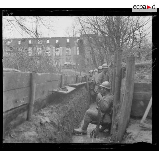 Boves (Somme). Défilé de troupes. [légende d'origine]