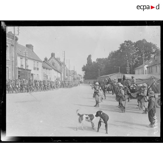 Boves (Somme). Défilé d'un régiment d'infanterie coloniale. [légende d'origine]