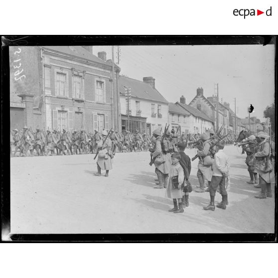 Boves (Somme). Défilé d'un bataillon de sénégalais. [légende d'origine]