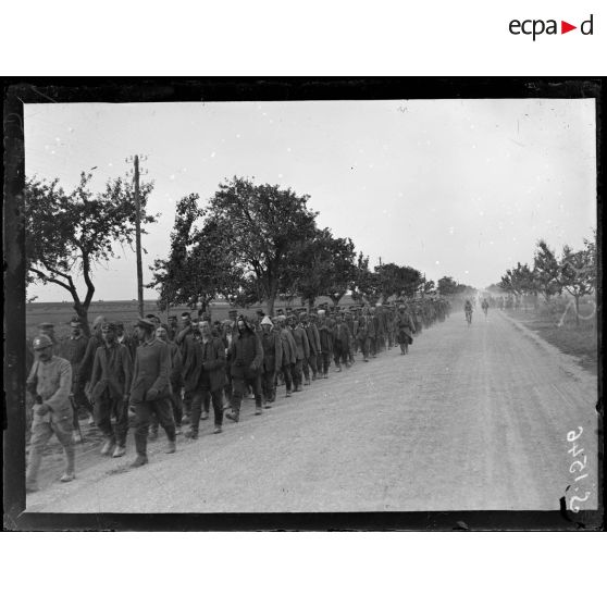 Dans la Somme, Villers-Bretonneux. Colonne de 950 prisonniers allemands. [légende d'origine]