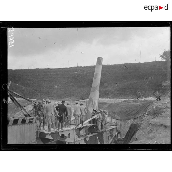 Ravin d'Harbonnières (Somme). Canon de 400 en position de tir. [légende d'origine]