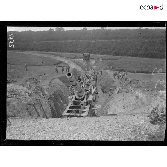 Ravin d'Harbonnières (Somme). Canon de 400. Vue d'ensemble de la position creusée. Le canon en position de tir. [légende d'origine]