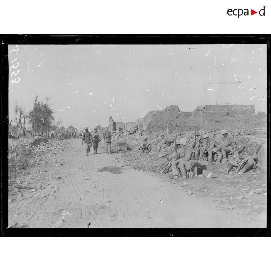 Une rue du village de Dompierre (Somme). [légende d'origine]