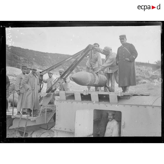 Ravin d'Harbonnières (Somme). Canon de 400. Sortie du projectile du fourgon à munitions. [légende d'origine]