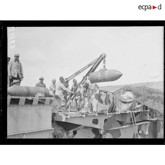 Ravin d'Harbonnières (Somme). Transport par une grue de l'obus de 400 sur la cuillère. [légende d'origine]