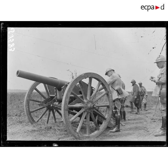 Dompierre. Le général Fayolle examinant un canon pris aux allemands. [légende d'origine]