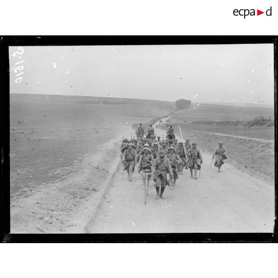 Cerisy Gailly-Morcourt (Somme). Troupes se rendant aux premières lignes. [légende d'origine]