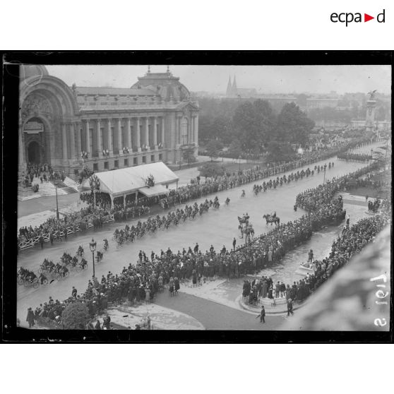 Paris 14 juillet 1916. Défilé devant le Grand Palais. [légende d'origine]