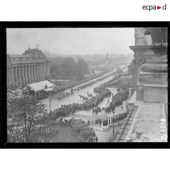 Paris 14 juillet 1916. Défilé devant le Grand Palais. [légende d'origine]