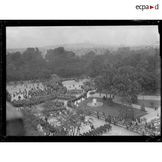 Paris 14 juillet 1916. Défilé devant le Grand Palais. [légende d'origine]