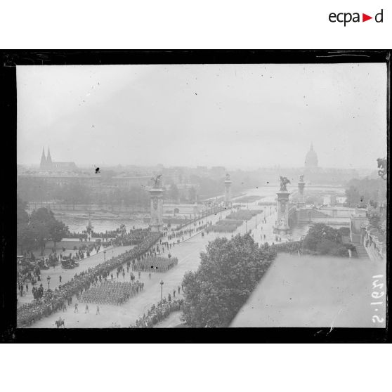 Paris 14 juillet 1916. Défilé devant le Grand Palais. [légende d'origine]