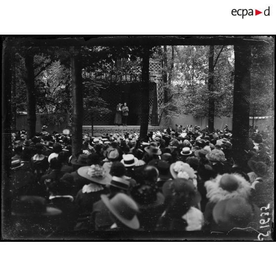 Paris, jardin des Tuileries, fête de bienfaisance organisée par l'oeuvre des "Frères et Soeurs de guerre". Le théâtre de verdure. [légende d'origine]