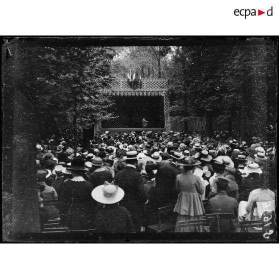 Paris, jardin des Tuileries, fête de bienfaisance organisée par l'oeuvre des "Frères et Soeurs de guerre". Le théâtre de verdure. [légende d'origine]