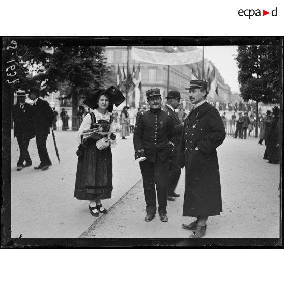 Paris, jardin des Tuileries, fête de bienfaisance organisée par l'oeuvre des "Frères et Soeurs de guerre". Une jeune alsacienne vendant des programmes. [légende d'origine]