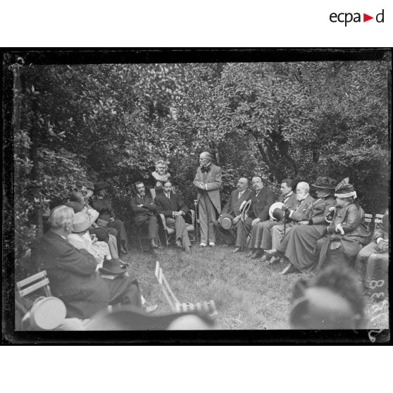 Paris à la maison de Balzac. Inauguration du Cercle des Lettres aux armées. [légende d'origine]