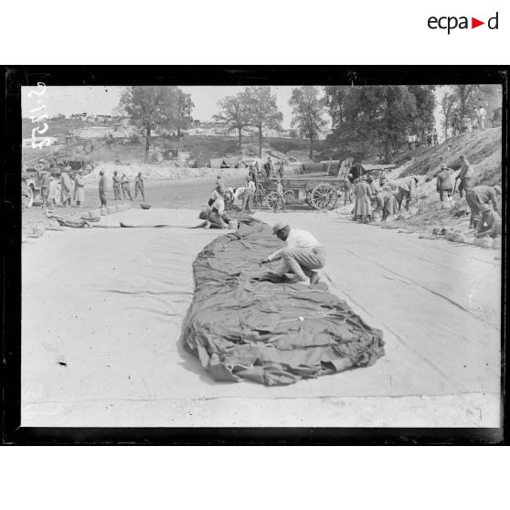 Ravin de Fontaine-lès-Cappy (Somme). Parc aéronautique. L'enveloppe de la saucisse est étendu sur le sol pour le gonflement. [légende d'origine]