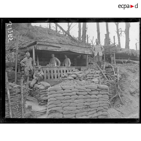 Près Fay (Somme). Au Bois dit des Fermes, l'ancien casino des officiers allemands. [légende d'origine]