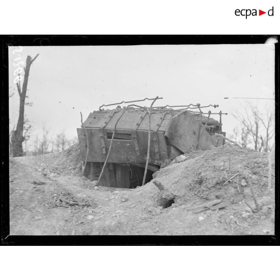 Près Fay (Somme), au Bois dit des Fermes. Ancien observatoire allemand. [légende d'origine]