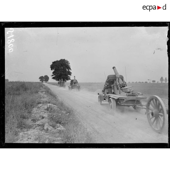 Sur la route de Démuin à Marcelcave. Convoi d'auto-canons de 155. [légende d'origine]